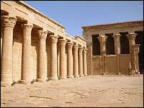 Vorhof des Horus-Tempels