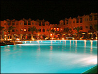 Grozgiger Pool bei Nacht