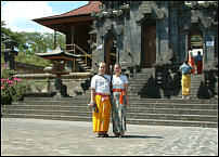 Wir mit Sarong und Tempelschal
