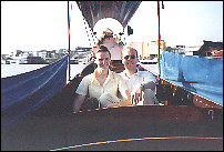 Zwei im Longtailboot